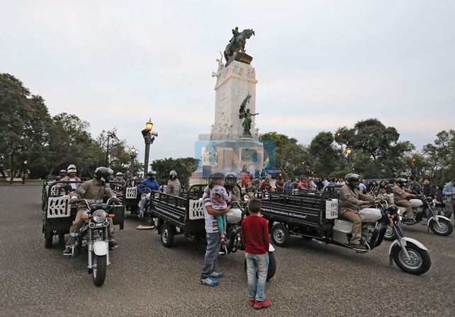 Entregaron motocarros a 23 familias