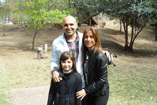 Foto de la familia Martínez junto a Serena.