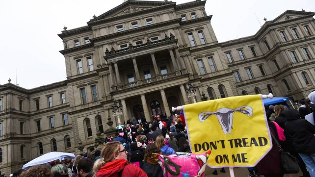 Un grupo de mujeres frente al capitolio de Michigan