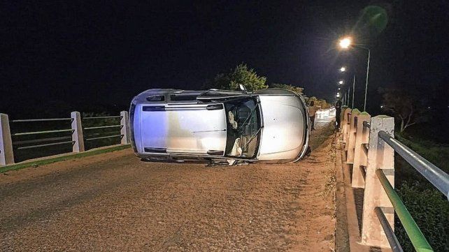 El vehículo quedó atravesado en el puente de Pueblo Belgrano.
