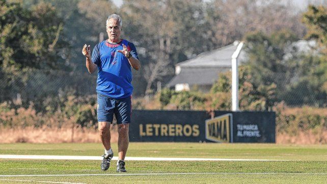 El DT de Unión Leonardo Madelón tiene varias cuestiones por definir de cara al partido con Palestino. El DT de Unión Leonardo Madelón tiene varias cuestiones por definir de cara al partido con Palestino.