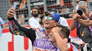 El piloto español celebró con su equipo la victoria de día sábado con la Ducati.