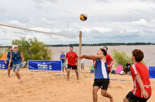 En las playas de Concepción del Uruguay se juega a diferentes deportes.