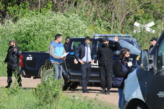 El fiscal Alejandro Ferlazzo en la escena del doble crimen de Uriburu y Las Palmeras.