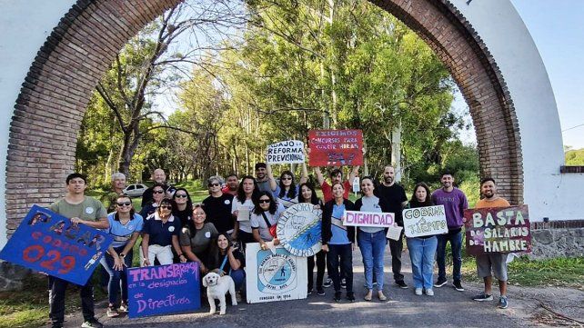 La comunidad educativa de la escuela Alberdi realizó un abrazo simbólico en reclamo de concursos. Denuncian que la escuela agrotécnica está diezmada