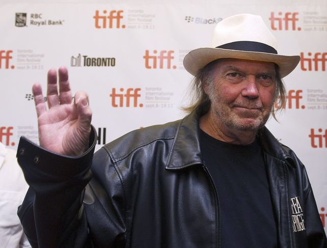 Neil Young amenaza con retirar sus canciones si Spotify no cancela un podcast antivacunas