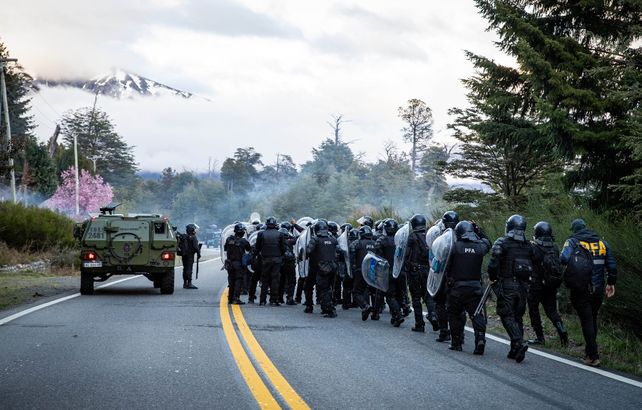 Fuerzas federales desalojaron a los mapuches de predios en Villa Mascardi