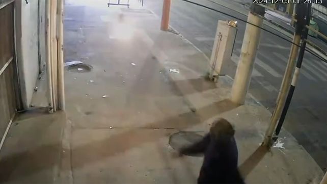 El momento del ataque incendiario contra la verdulería de barrio Belgrano.&nbsp;