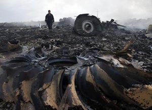 Un informe revela que el avión de Malaysia Airlines fue perforado por proyectiles
