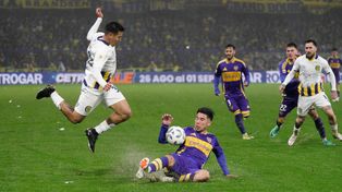 Coronel salta frente a la vehemencia con la que Pol Fernández va a disputar la pelota desde el piso.