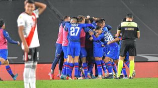 Los jugadores de Tigre festejaron ante un River desconocido.