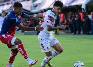 Unión volvió a tropezar con la misma piedra: no lo pudo sostener y lo pagó caro en La Plata