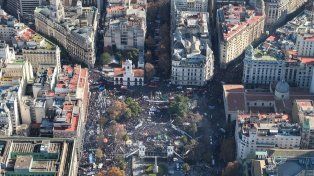 Masiva movilización en apoyo a Cristina Fernández, quien brindó un mensaje desde su domicilio