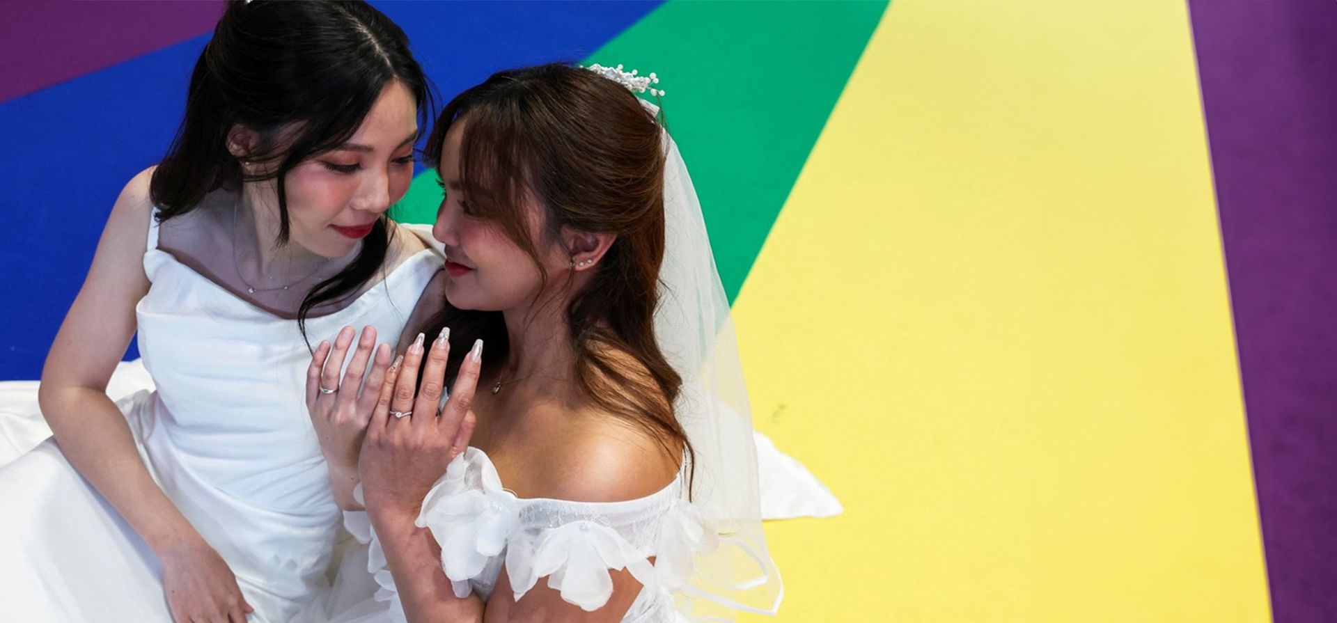 Una pareja de lesbianas, Natnicha Somparn, de 31 años, y Sorsomrudee Thippayatum, de 32, posan para una fotografía mientras celebran después de recibir los certificados oficiales de matrimonio, en Bangkok, Tailandia. El país es el tercer territorio de Asia en legalizar las uniones entre personas del mismo sexo. Foto: REUTERS/Chalinee Thirasupa Imagen: 9/69 Una pareja de lesbianas, Natnicha Somparn, de 31 años, y Sorsomrudee Thippayatum, de 32, posan para una fotografía mientras celebran después de recibir los certificados oficiales de matrimonio, en Bangkok, Tailandia. El país es el tercer territorio de Asia en legalizar las uniones entre personas del mismo sexo. Foto: REUTERS/Chalinee Thirasupa Imagen: 9/69