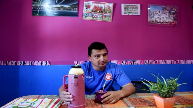 La casa de Antonio está plagada de fotos de sus hijos y los equipos de fútbol donde juegan.