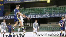 El checo Antonín Barak cabecea al ángulo derecho de Wojciech Szczesny y decreta la igualdad en Verona. El checo Antonín Barak cabecea al ángulo derecho de Wojciech Szczesny y decreta la igualdad en Verona.