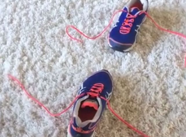 Viral: el truco para enseñarle a los niños a atarse los cordones Viral: el truco para enseñarle a los niños a atarse los cordones
