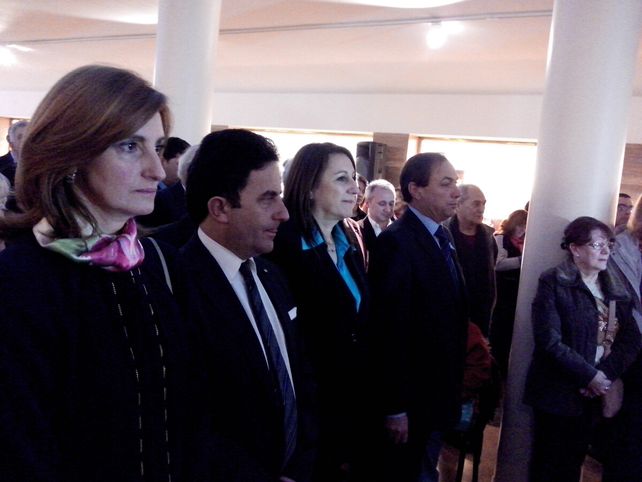 En el acto. Las autoridades que asistieron a la inauguración en Crespo al 800.