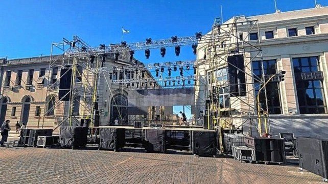 Todo listo en el escenario principal del centro paranaense para Viví Paseo 25 de Mayo.