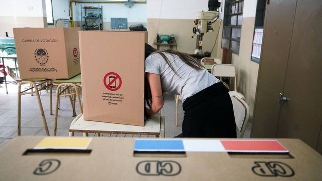 Las elecciones provinciales en Rosario se realizan con cabinas de votación para el sistema de boleta única.