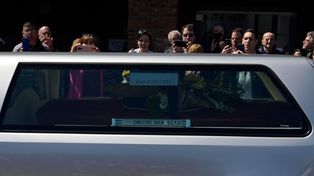 Un masivo último adiós a Carlitos Balá en el Cementerio de Chacarita