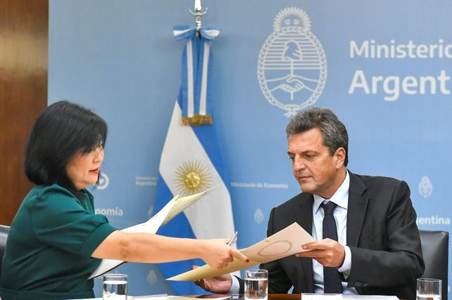 El jefe del Palacio de Hacienda firmó el sábado su declaración jurada ante la Justicia electoral como precandidato a presidente.