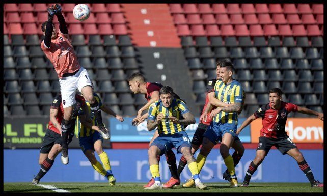 Alan Aguerre despeja un disparo de Lautaro Blanco en el primer tiempo.