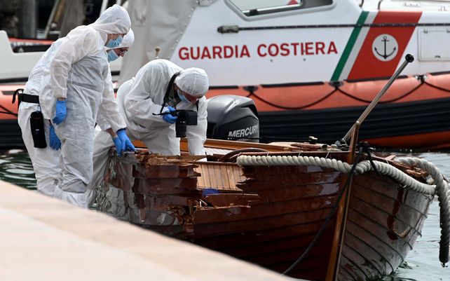 La policía forense inspecciona un barco mientras investigan a dos turistas alemanes de Múnich por una colisión de barcos que mató a un hombre y una mujer italianos