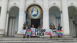 {alttext(,#8M Reclamaron un Estado laico con una intervención frente a la Catedral de Paraná)}