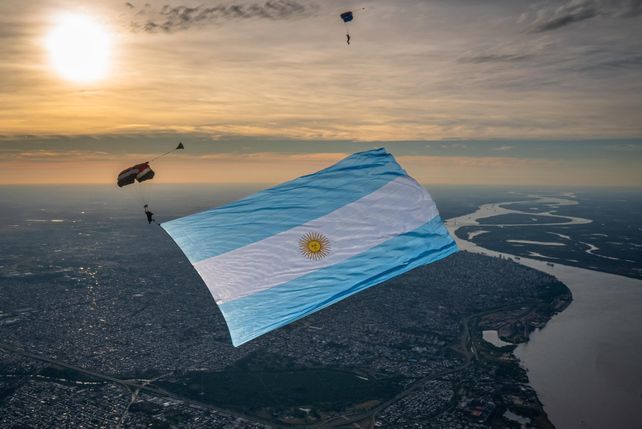 Fernando desplegó una enorme bandera argentina de 21 metros de ancho por 31 metros de largo en apenas 7 minutos