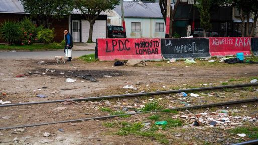 Crimen en zona oeste: llegó en auto, baleó a un grupo, mató a un joven e hirió a una mujer