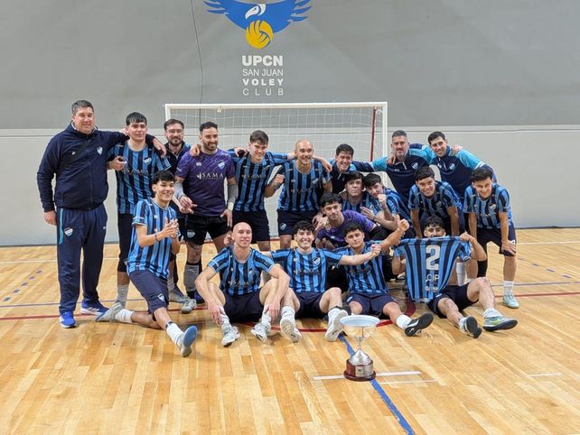 Plantel y cuerpo técnico de Banco Nación posan durante el Torneo Federal en San Juan.