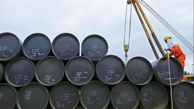 El precio del petróleo cae por debajo de los US$100 el barril de crudo