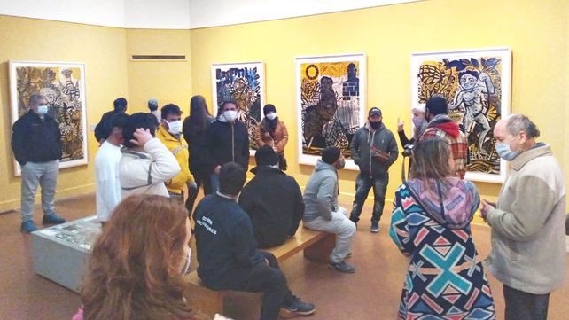 El grupo de varones en situación de calle visitaron el Museo Castagnino... Por primera vez. Una experiencia inolvidable.
