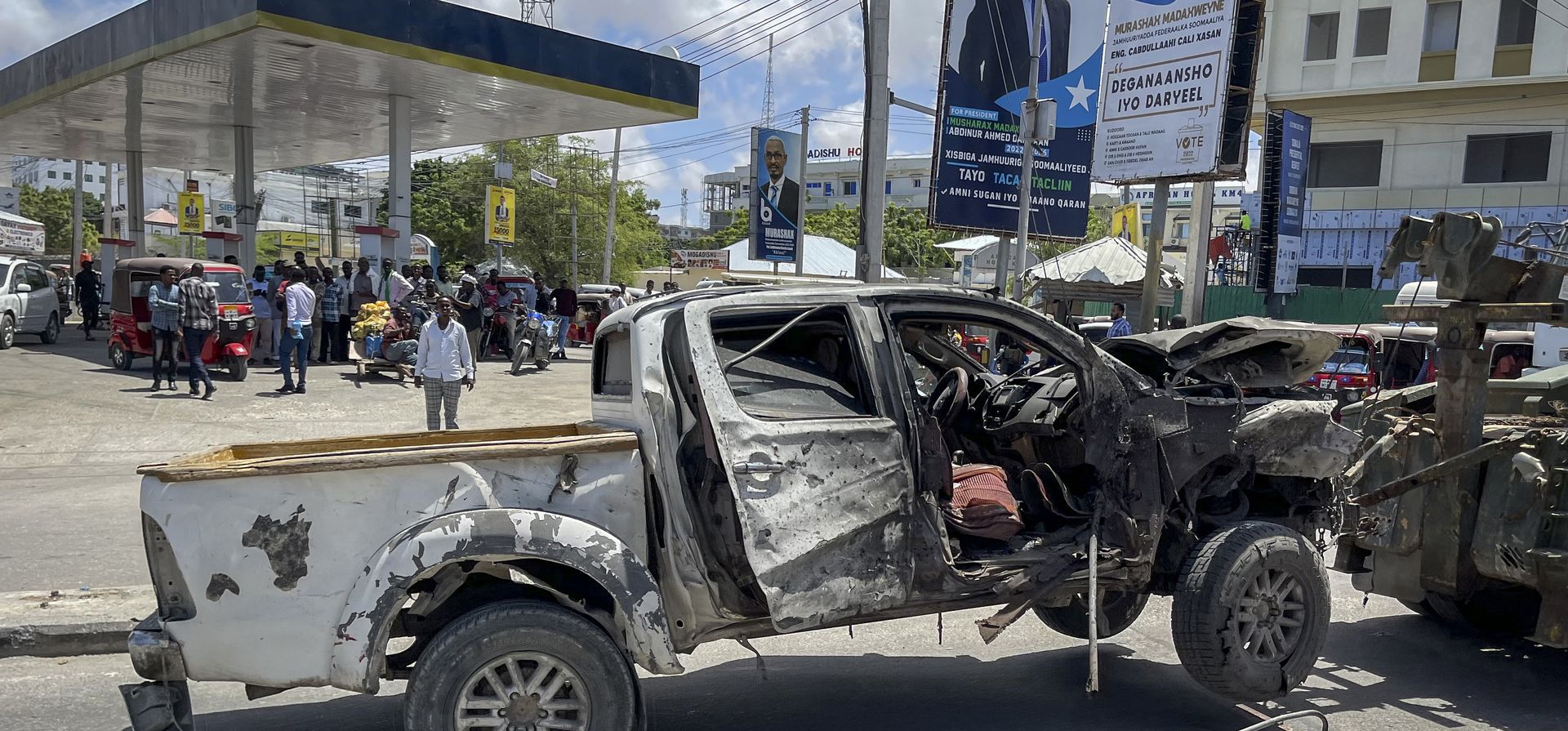 Ataque suicida con bomba en un puesto de control cerca del aeropuerto de Mogadiscio, Somalia, el miércoles 11 de mayo de 2022. La policía somalí dice que varias personas murieron en la explosión que ocurrió cuando los candidatos presidenciales se dirigían a el área fuertemente fortificada del aeropuerto para dirigirse a los legisladores antes de la elección presidencial del domingo.