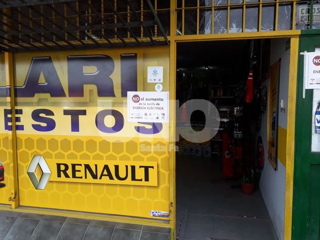 Con carteles en las vidrieras, los comercios santafesinos se quejan de las tarifas eléctricas