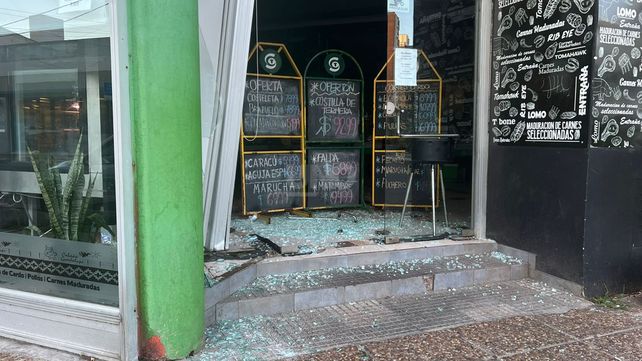 El taxista embistió el frente de una carnicería