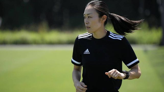 La árbitra japonesa Yoshimi Yamashita será una de las tres que controlarán partidos en la Copa del Mundo Qatar 2022.