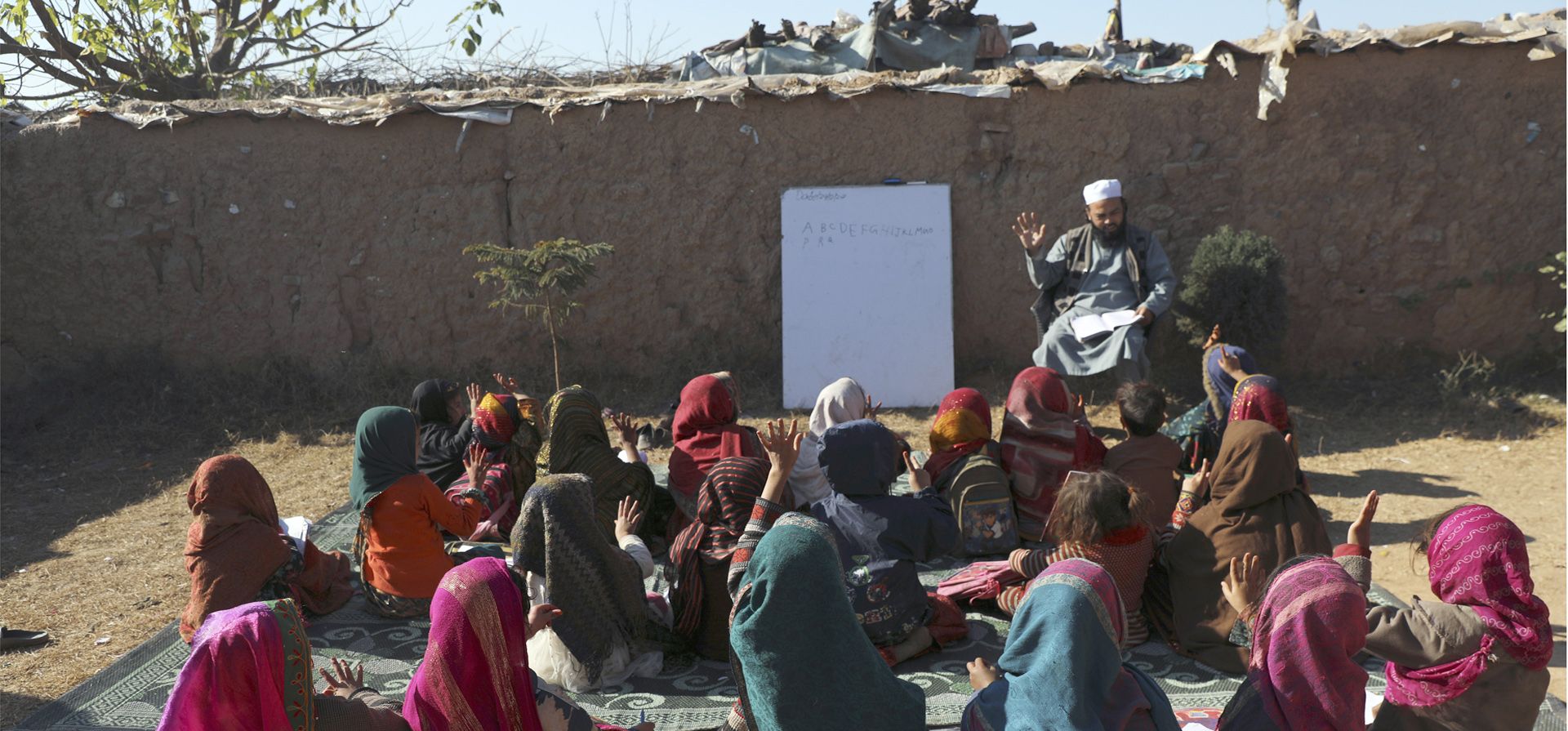Escolares refugiados afganos asisten a una clase en una escuela improvisada en las afueras de Islamabad, Pakistán, el miércoles 29 de diciembre de 2021. Foto: AP