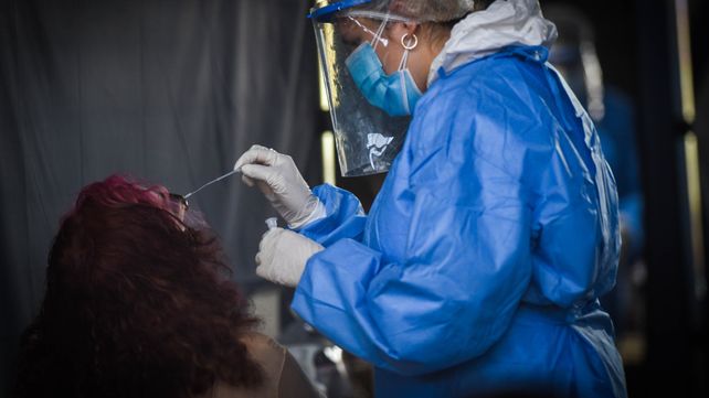 Los fallecidos y contagiados de coronavirus comenzaron a descender en el país.