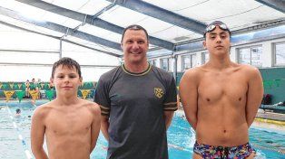 Adolfo Schweighofer y Jean Márquez junto al entrenador Gabriel Perri.