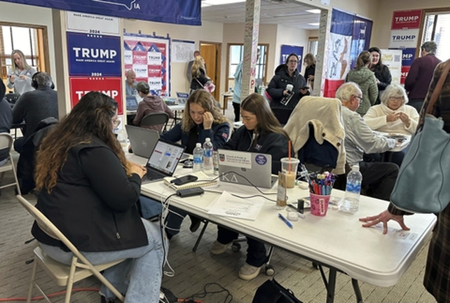 Voluntarios de campa&ntilde;a de Donald Trump se re&uacute;nen en Urbandale, en el interior de Iowa.
