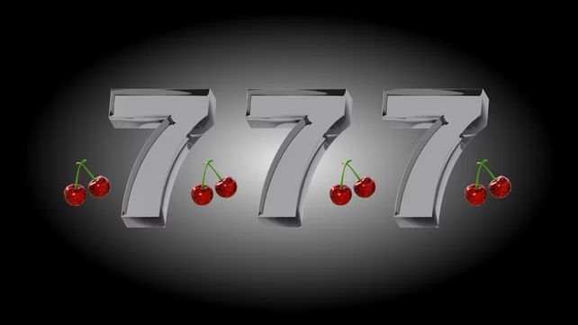 Tragamonedas tradicional con símbolos 777
