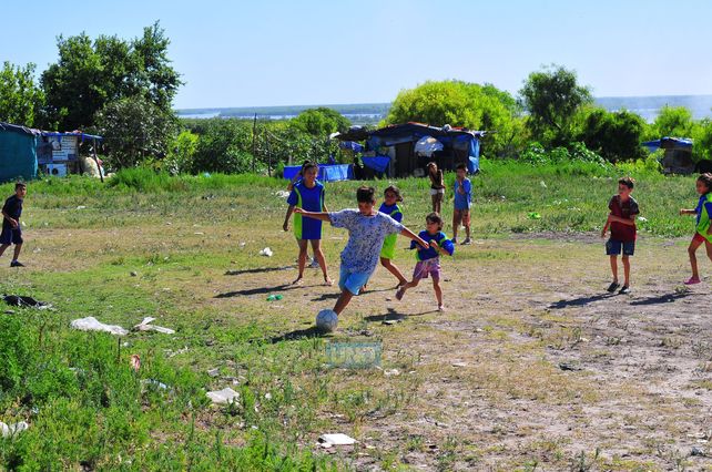 El pibe que juega en el potrero rodeado de ranchos acomoda el cuerpo como un crack del fútbol mundial. Foto UNO Juan Manuel Hernández.&nbsp;
