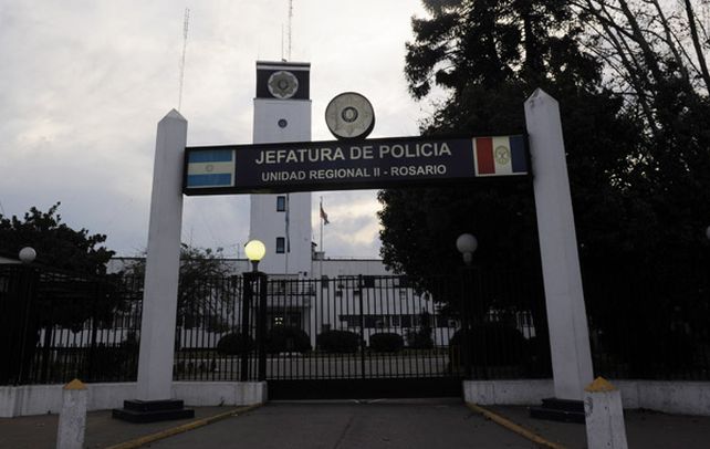 Jefatura. Dos de los policías detenidos se presentaron ayer al ser requeridos en la Jefatura de Ovidio Lagos 5250.