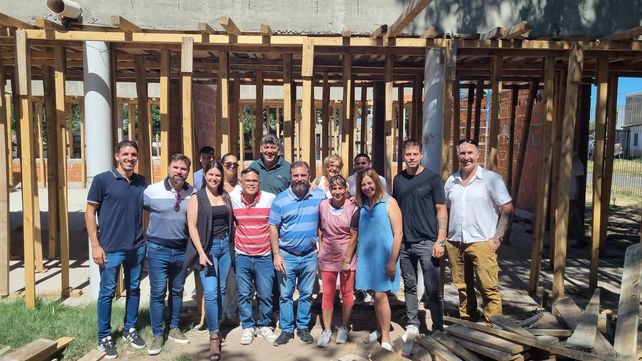 Una comitiva de funcionarios locales recorrió las obras que se realizan en distintos establecimientos educativos de la ciudad portuaria.