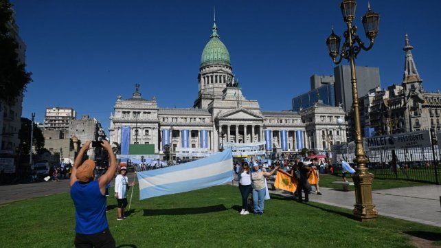 Los seguidores de Javier Milei llegaron temprano al Congreso