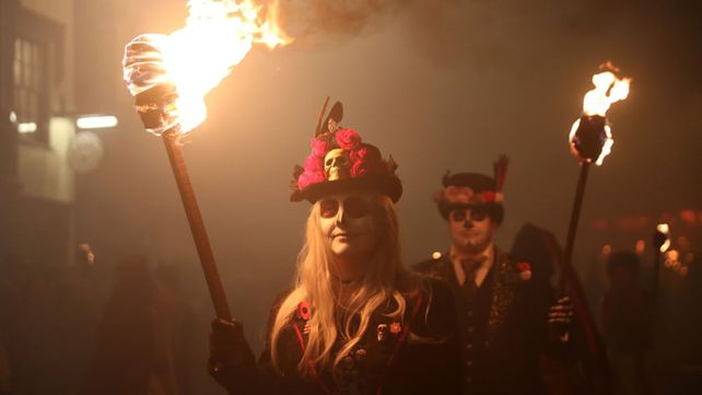 Celebración anual de la noche de la hoguera de Lewes