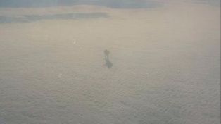 Viajaba en avión y fotografió la imagen de un humanoide caminando sobre nubes