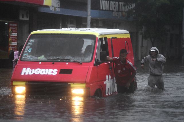 Otra vez. Los capitalinos padecieron nuevamente el ver a su ciudad cubierta por las aguas tras una intensa lluvia que azotó la zona. (Gentileza Diario Uno de Santa Fe)